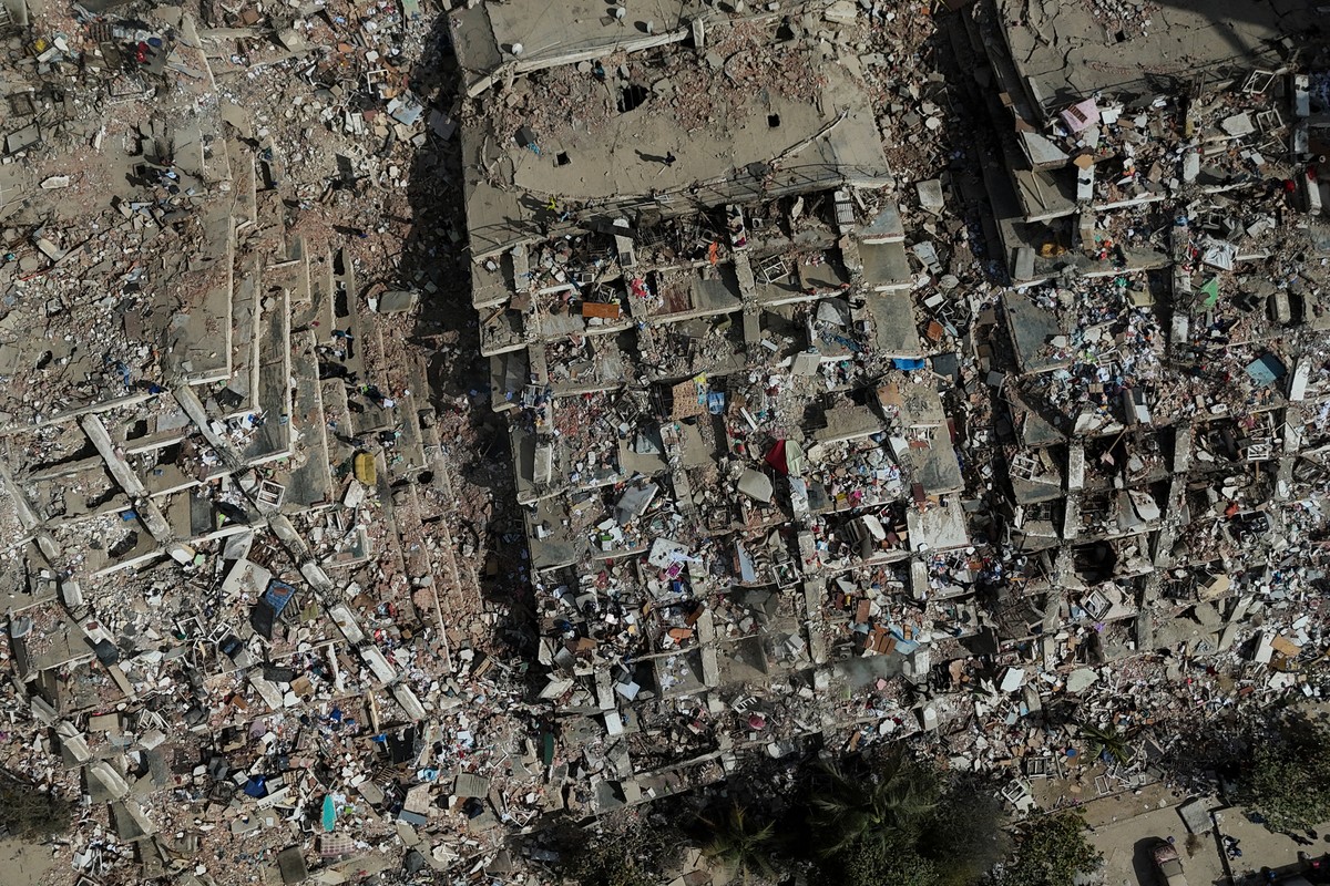Buildings damaged are seen three days after earthquakes struck in La Guaira, Venezuela, Saturday, June 27, 2026. (AP Photo/Matias Delacroix)
Venezuela Earthquake