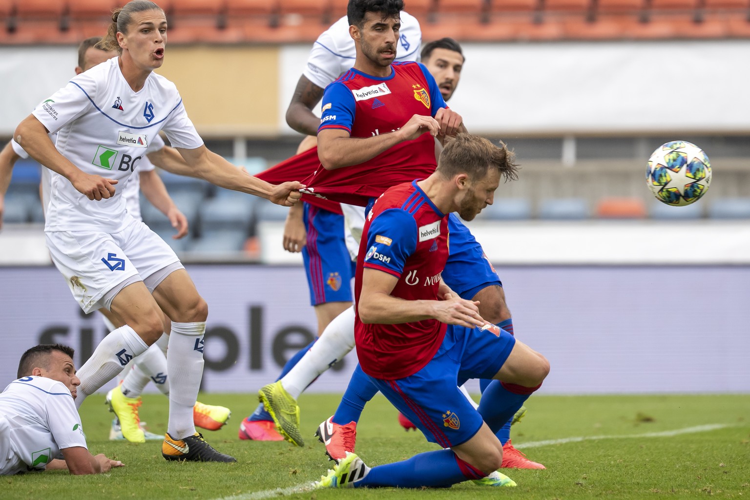 Le defenseur balois Silvan Widmer, marque le 3eme but balois lors du quart de final de la Coupe de Suisse de football entre le FC Lausanne-Sport, LS et le FC Basel 1893 le dimanche 14 juin 2020 au sta ...