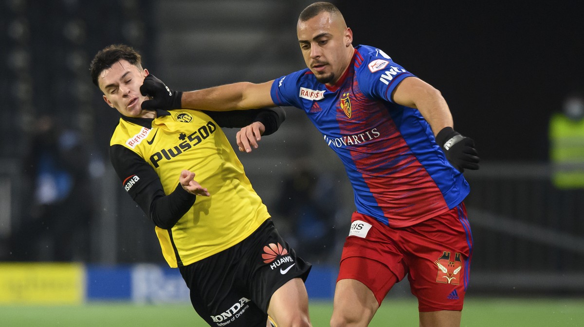 YBs Fabien Rieder, links, gegen Basels Arthur Cabral, rechts, im Fussball Meisterschaftsspiel der Super League zwischen dem BSC Young Boys und dem FC Basel, im Stadion Wankdorf in Bern, am Samstag, 21 ...