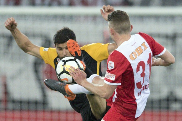 Thuns Stefan Glarner, rechts, im Duell mit YBs Loris Benito im Fussball Meisterschaftsspiel der Super League zwischen dem FC Thun und den Berner Young Boys, am Mittwoch, 18. April 2018, in der Stockho ...