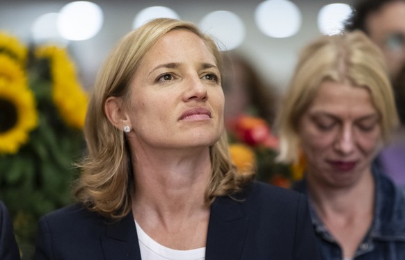 Regierungsraetin Esther Keller, GLP, nimmt zur Kenntnis, die Wiederwahl im ersten Wahlgang verpasst zu haben, bei Bekanntgabe der Schlussresultate am Tag der Gesamterneuerungswahlen von Regierungsrat  ...