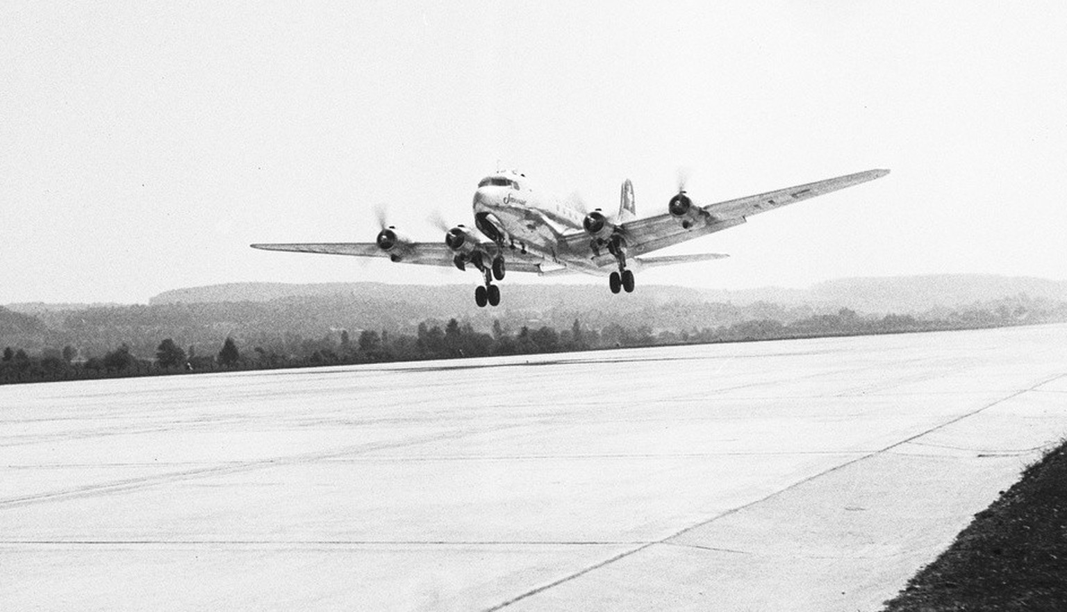 The first aircraft to land, a Douglas DC-4 of Swissair, at the inauguration of Zurich Airport in Kloten in the canton of Zurich on June 14, 1948. (KEYSTONE/PHOTOPRESS-ARCHIV/Ernst Baumann) 

Die erste ...