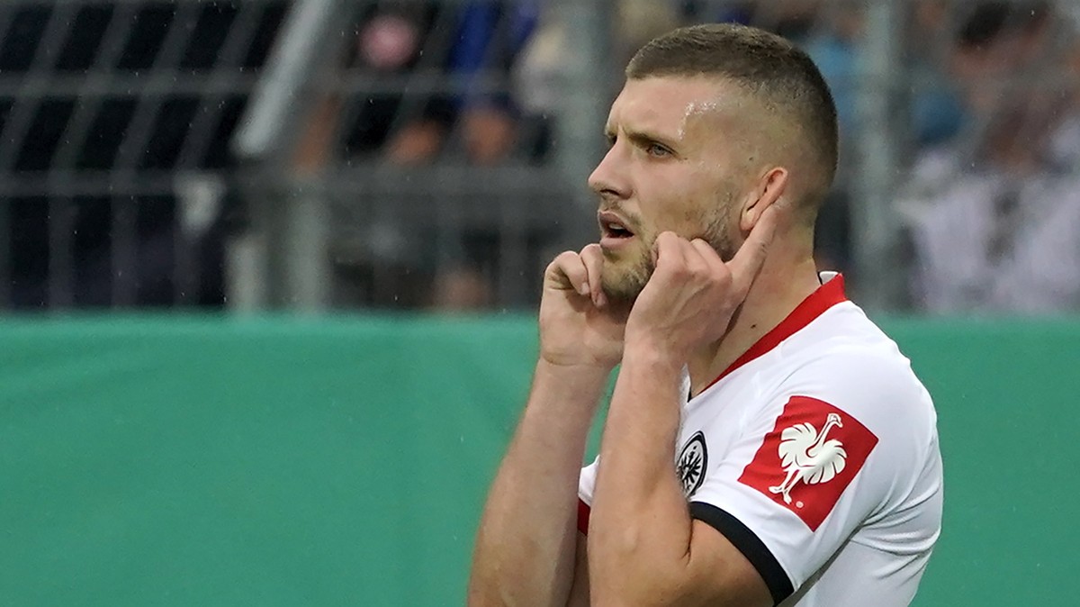 epa07768538 Frankfurt's Ante Rebic celebrates after scoring the 5-3 lead during the German DFB Cup first round soccer match between SV Waldhof Mannheim and Eintracht Frankfurt in Mannheim, German ...