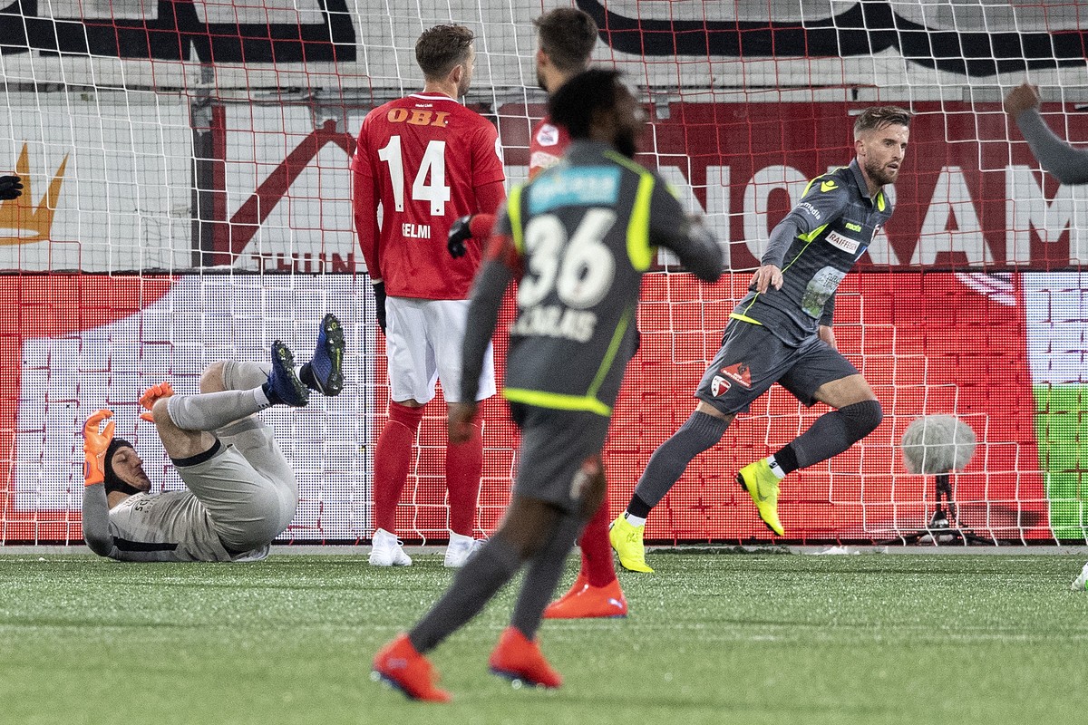 Thuns Torhueter Guillaume Faivre,links, ist geschlagen, Sions Ermir Lenjani feiert seinen Treffer zum 0:2 im Fussball Meisterschaftsspiel der Super League zwischen dem FC Thun und dem FC Sion, am Don ...