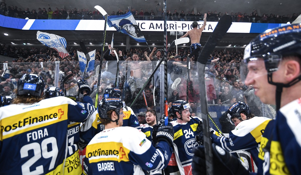 Ambri's player celebrate the pre-playoff qualification during the preliminary round game of National League Swiss Championship between HC Ambri-Piotta and SC Rapperswil-Jona Lakers at the Gottard ...
