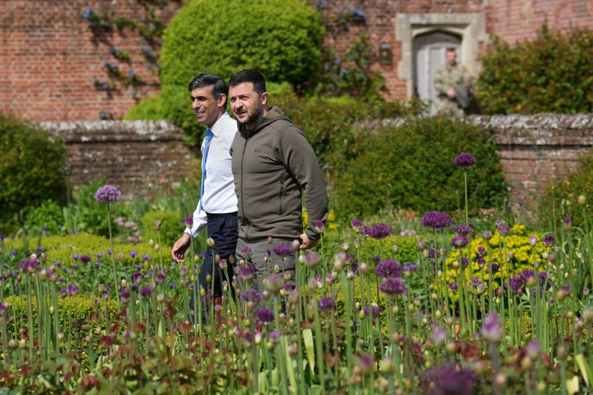AYLESBURY, ENGLAND - MAY 15: Britain's Prime Minister, Rishi Sunak (L), and Ukraine's President, Volodymyr Zelenskyy, walk in the garden at Chequers on May 15, 2023 in Aylesbury, England. In ...