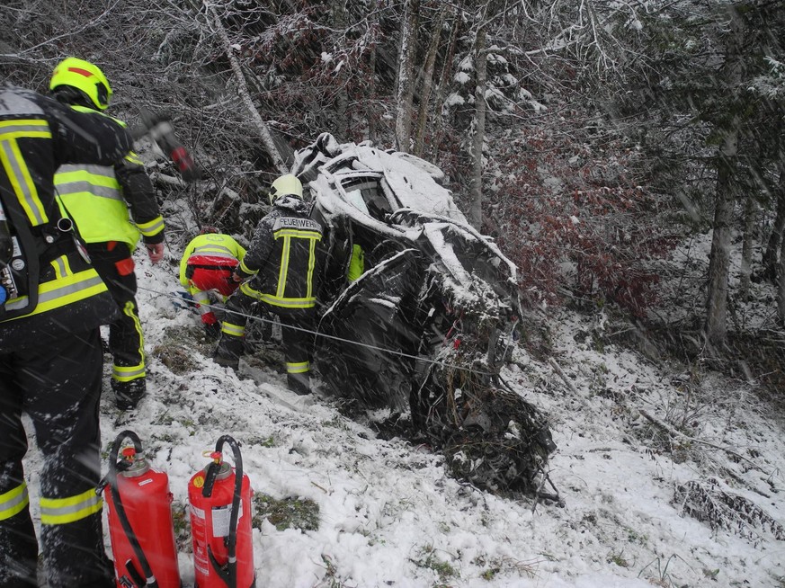 Nebst der Kantonspolizei Schwyz standen die Feuerwehren Muotathal und Stützpunkt Schwyz, der Rettungsdienst sowie die Rettungsflugwacht im Einsatz.