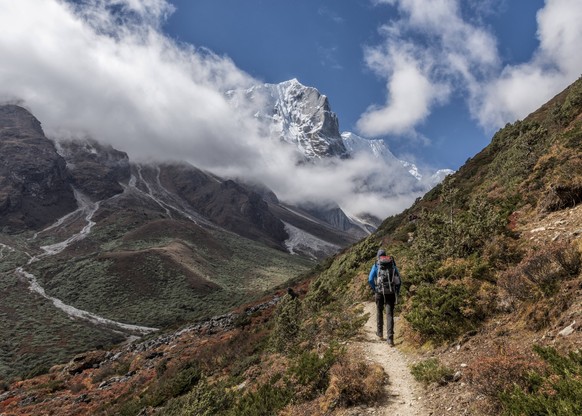 Nepal, Himalaya, Khumbu, Everest region, Khunde, trekker and Yalung Ri model released Symbolfoto PUBLICATIONxINxGERxSUIxAUTxHUNxONLY ALRF00822

Nepal Himalayas Khumbu Everest Region Khunde Trekker a ...