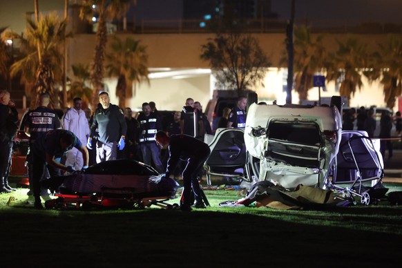 epa10564273 Israeli police remove the body of the driver at the scene of shooting and ramming attack in the promenade beach of Tel Aviv, Israel 07 April 2023. According to Israeli police, one tourist  ...