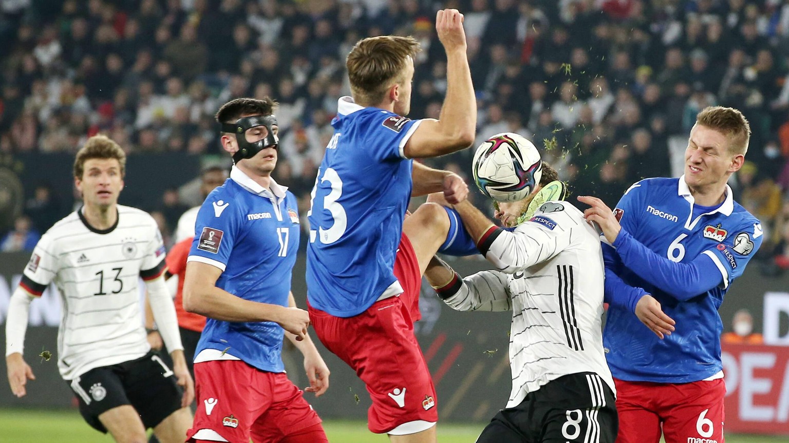 IMAGO / Contrast

Jens Hofer foulspiel an Leon Goretzka / Aktion / Spielszene / Zweikampf / / Fußball Fussball / WM Qualifikation / Nationalmannschaft DFB Herren / Saison 2021/2022 / 11.11.2021 / Deut ...