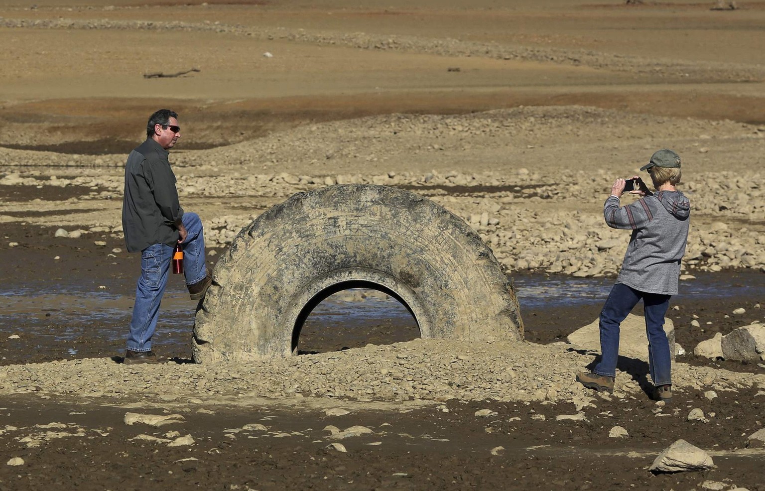 Der Folsom Lake hat nur noch 17 Prozent seines Wassers. Besucher fotografieren den See-Grund.