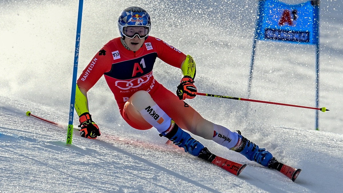 epa11141469 Marco Odermatt of Switzerland in action during the first run of Men's Giant slalom race at the FIS Alpine Skiing World Cup event in Bansko, Bulgaria, 10 February 2024. EPA/VASSIL DONE ...