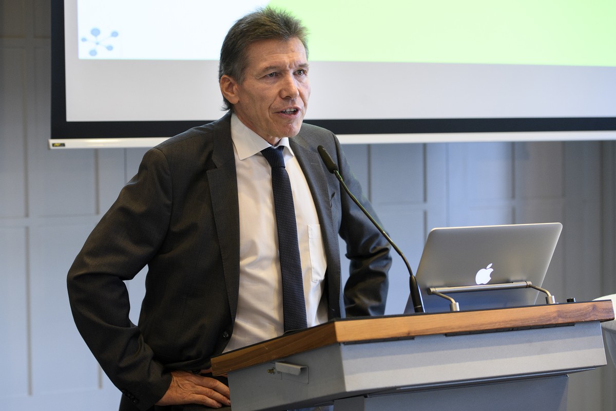 Felix Schneuwly, comparis.ch, spricht waehrend einer Kurztagung ueber das Thema "Markt- oder Kostenimplosion der Krankenzusatzversicherungen?", am Dienstag, 28. August 2018 in Bern. (KEYSTON ...
