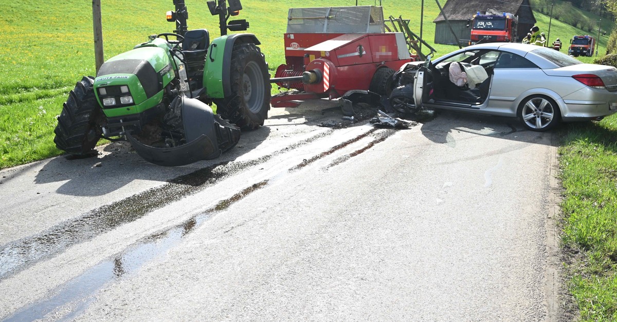 Mogelsberg SG: 21-Jähriger schläft am Steuer ein und prallt in Traktor
