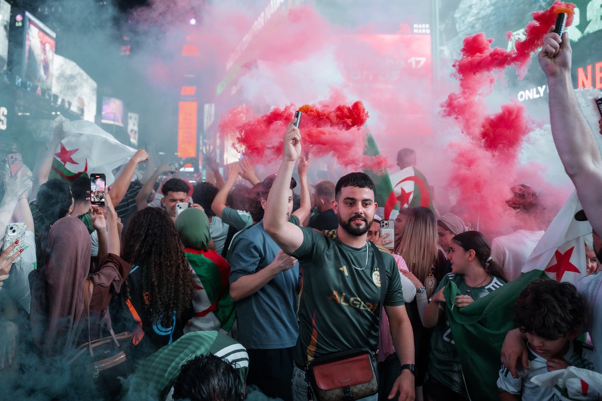 epaselect epa13040310 Algerian soccer fans set off flares as hundreds of soccer fans flood Times Square, in New York, New York, USA, 15 June 2026. EPA/Olga Fedorova