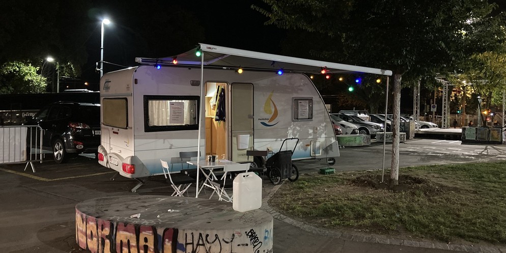Auf der Schützenmatte in Bern kommt es immer wieder zu Gewalt und Drogendelikten. Für mehr Sicherheit in der Nacht hat die Stadt Bern darum im letzten August ein Wohnwagen als Schutzmobil platziert. W ...