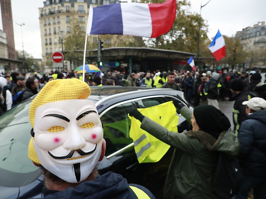Wie hier an der Porte de Champerret in Paris haben sich auch in französischen Städten &quot;Gelbwesten&quot; versammelt, um den Jahrestag der Proteste zu begehen.