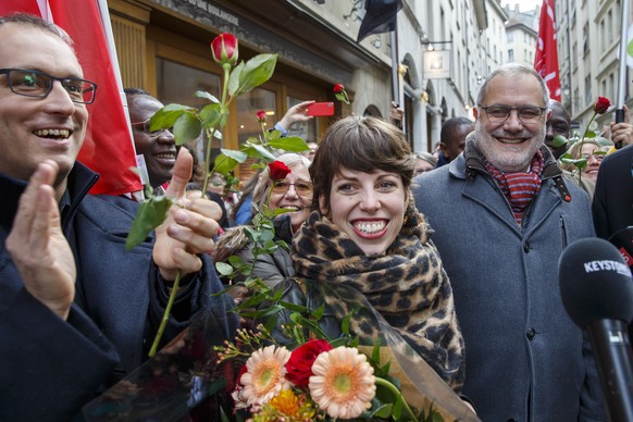 Lisa Mazzone, centre, nouvelle elue Les Verts (GE) au Conseil des Etat, et Carlo Sommaruga, droite, nouveau elu Parti socialiste, PS, (GE) sont accueilli par leurs partisans, lors du 2e tour des elect ...