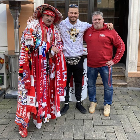 IMAGO / Andre Lenthe
Eric Sindermann aka Dr.Sindsen,Bayern-Fan Michael Buschmann Zeman und Guido Marder. Der Präsident des FC Bayern Fanclub Red Power Fanatics Troisdorf Guido Marder ernennt Eric Sin ...