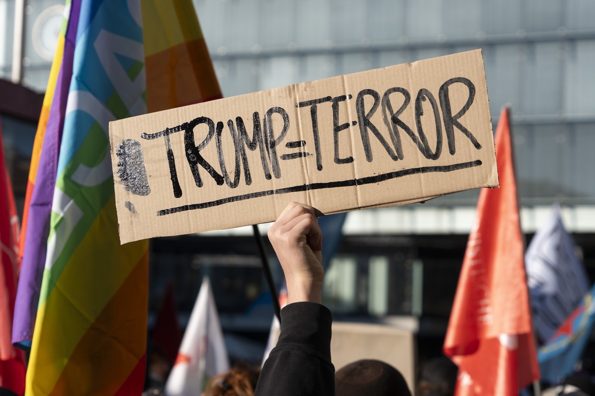Menschen demonstrieren gegen die US Intervention in Venezuela am Sonntag, 4. Januar 2026 in Bern. Die USA haben am 3. Januar 2026 eine großangelegte militaerische Operation gestartet, bei der sie Luft ...