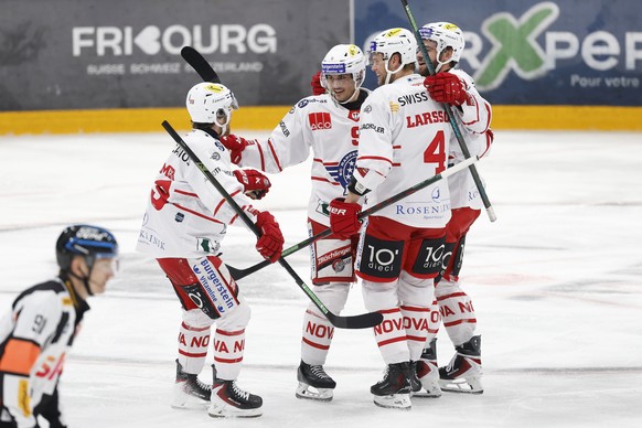 Dominic Lammer (SCRJ), Mika Henauer (SCRJ), Jacob Larsson (SCRJ) und Sandro Zangger (SCRJ), von links, jubeln nach Zangger's Tor zum 0-2 im ersten Playoff-Viertelfinalspiel der National League zw ...