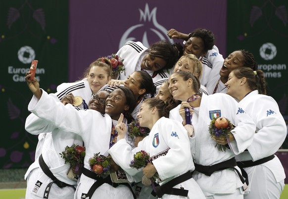 Die ganze Elite ist da: Frankreichs Damen holen Judo-Gold, Italien Bronze. Gefeiert wird zusammen.