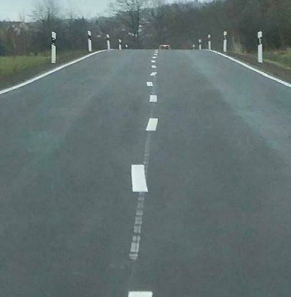 Faildienstag: Schräger Mittelstreifen auf der Strasse