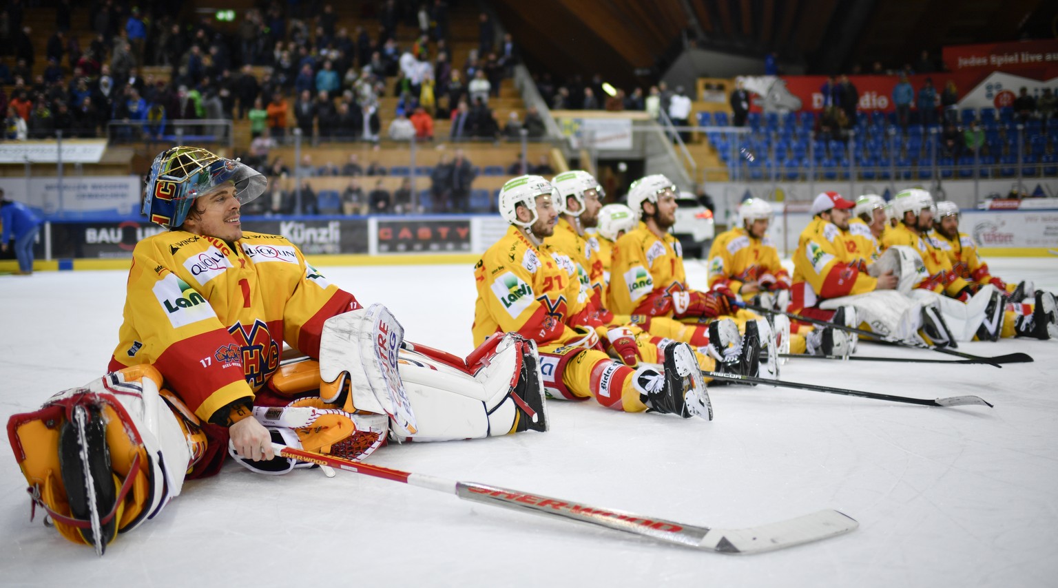 Die Bieler um Goalie Jonas Hiller bejubeln den Sieg beim sechsten Playoff-Viertelfinalspiel der National League zwischen dem HC Davos und EHC Biel, am Donnerstag, 22. Maerz 2018, in der Vaillant Arena ...