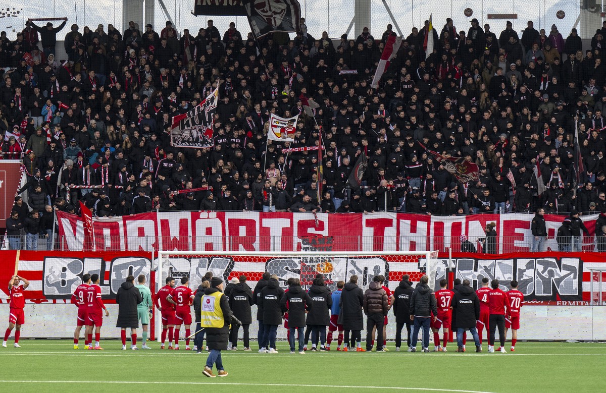 Thuns Spieler und Fans feiern den Sieg im Fussball Meisterschaftsspiel der Swiss Super League zwischen FC Thun, FCT, und FC Sion, SIO, vom Sonntag, 15. Februar 2026 in Stockhorn Arena in Thun. (KEYSTO ...
