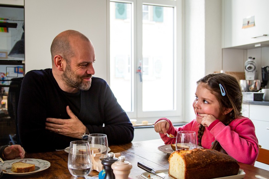 Sascha and his daughter Lisa at the kitchen table in the Zurich apartment.