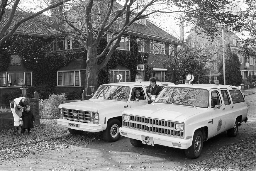 Anefo photo collection. Police monitoring at home premier lubbers in Rotterdam. Police cars on the street in front of the house. November 12, 1983. Rotterdam, South Holland Copyright: xpiemagsx pienat ...
