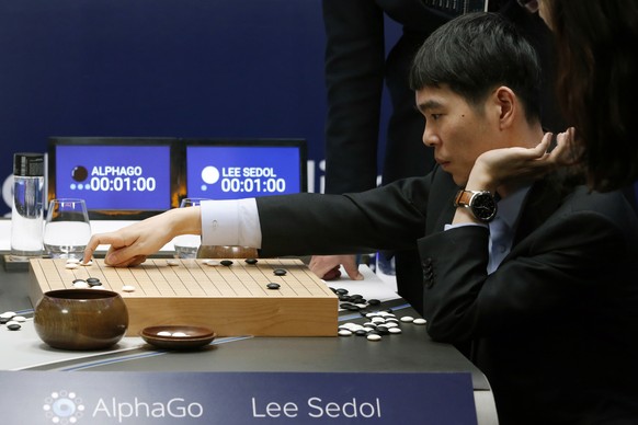 Go-Weltmeister Lee Sedol verliert gegen den Computer&nbsp;AlphaGo.<br data-editable="remove">
