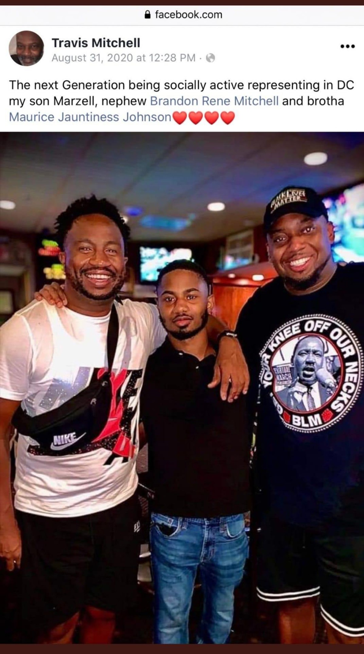 Une photo de Travis Mitchell, vêtu d'un T-shirt aux couleurs du mouvement «Black Lives Matter», avec la mention «Enlevez vos genoux de nos cous», a fait surface sur les réseaux sociaux.