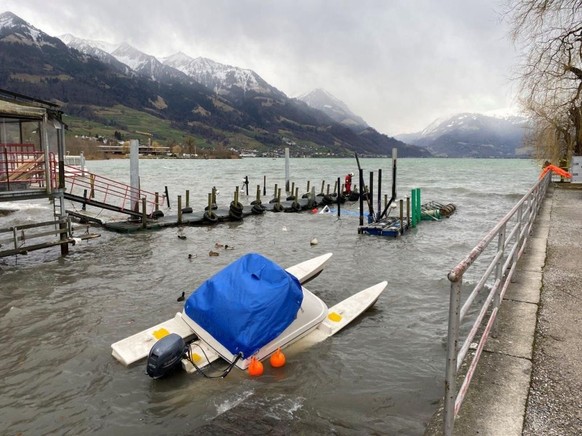 In Sarnen riss &quot;Sabine&quot; einen Teil eines Bootsstegs ab und ein daran befestigtes Motorboot sank.