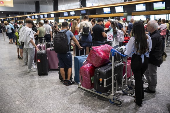 epa10733745 People wait at the check-in counters before departing for their holidays at Zurich airport, Switzerland, 08 July 2023. EPA/ENNIO LEANZA