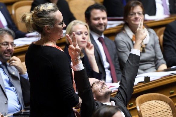 Balthasar Glaettli, GP-ZH, rechts, reagiert nach das Ergebnis auf die parlamentarische Intervention « Eine Regelung fuer transparentes Lobbying im eidgenoessischen Parlament » waehrend der Wintersessi ...