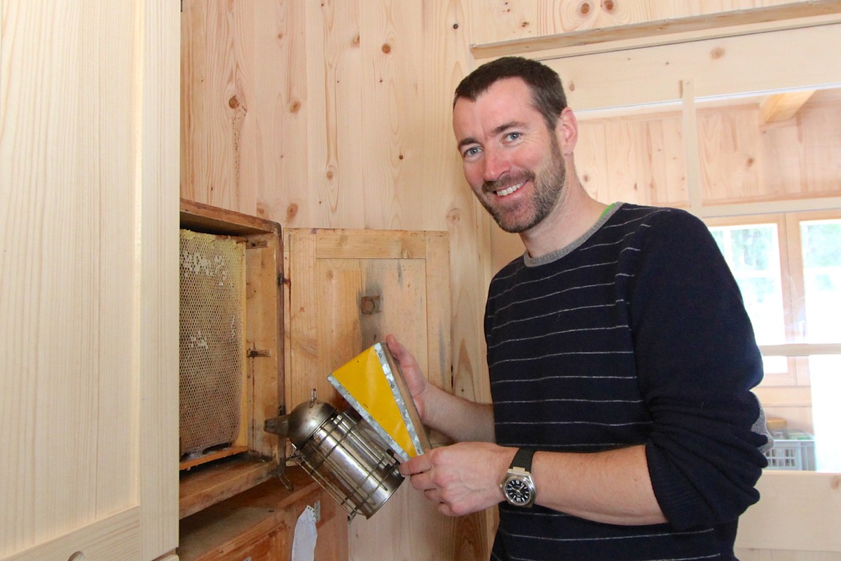 Rolf Marugg in seinem neuen Bienenhaus.