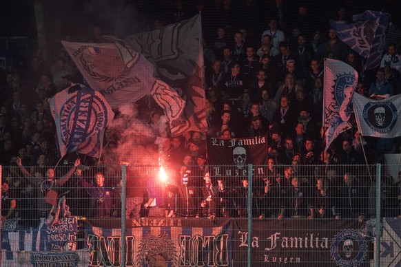 Un supporter lucernois encourage son equipe avec une torche lumineuse, lors de la rencontre de demi-finale de la Coupe Suisse de football entre le FC Sion et le FC Luzern ce mercredi 5 avril 2017 au s ...