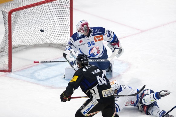 Gotterons Matthias Rossi erzielt das Tor zum 1-1 gegen Zuerichs Torhueter Ludovic Waeber, im Eishockey Meisterschaftsspiel der National League zwischen dem HC Fribourg Gotteron und den ZSC Lions, am M ...