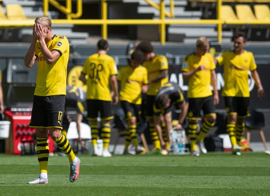 27.06.2020, Nordrhein-Westfalen, Dortmund: Fu�ball: Bundesliga, Borussia Dortmund - 1899 Hoffenheim, 34. Spieltag im Signal Iduna Park. Dortmunds Erling Haaland (l) nimmt die H�nde vor sein Gesicht. F ...