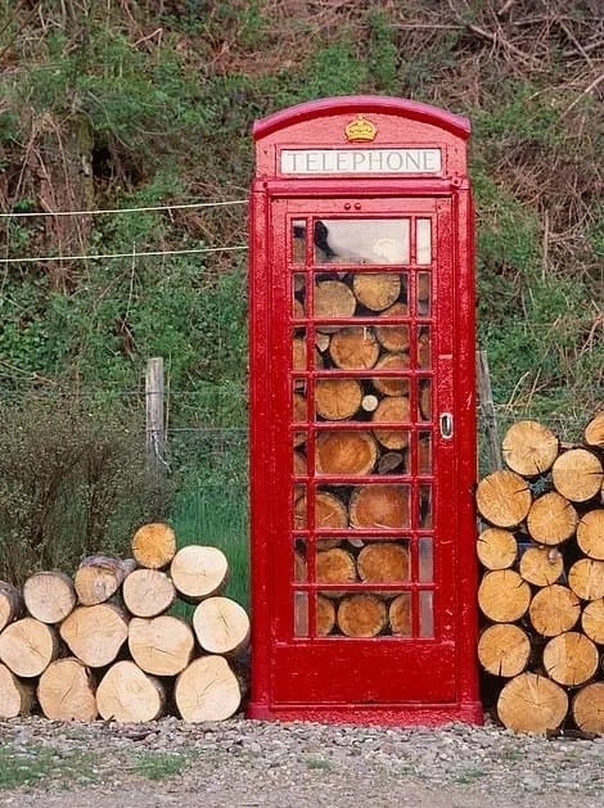 Rote Telefonzellen und Ihre Umnützungen. 

https://www.thetelephoneboxes.com/gallery-the-telephone-box.html