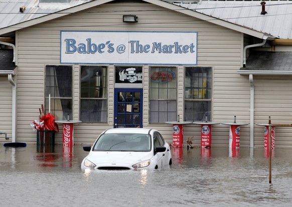 A car sits in flooded waters at a market after Hurricane Matthew passed through in Savannah, Georgia October 8, 2016. REUTERS/Tami Chappell