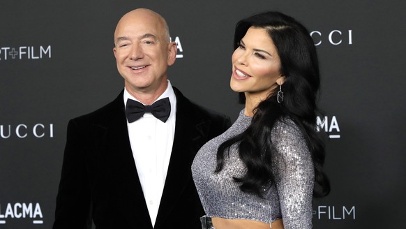 Wirft dem US-Präsidenten Unkenntnis vor: Amazon-Gründer Jeff Bezos mit Freundin Lauren Sanchez, TV-Moderatorin.