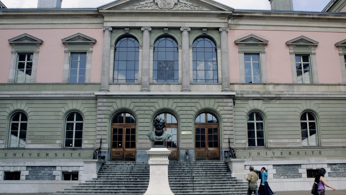 L'entree du batiment de l'UNI Bastions Universite de Geneve qui abrite la Faculte autonome de theologie protestante et la Faculte des lettres, ce samedi 22 avril 2006. Le conseiller d'E ...
