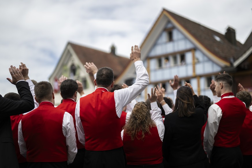Abstimmung an der Landsgemeinde, am Sonntag, 28. April 2024, in Appenzell. Am letzten Sonntag im April versammeln sich jeweils alle Stimmberechtigen des Kantons Appenzell Innerrhoden, um ihre obersten ...