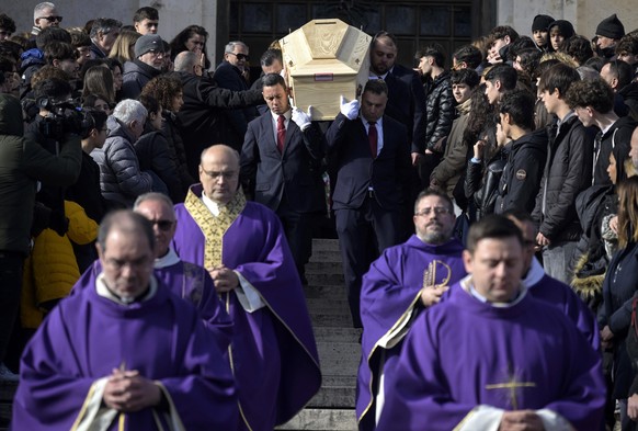 epa12633827 The coffin of Riccardo Minghetti is carried during his funeral at the Basilica of Saints Peter and Paul, in Rome, Italy, 07 January 2026. Riccardo Minghetti, 16 years old, has been identif ...