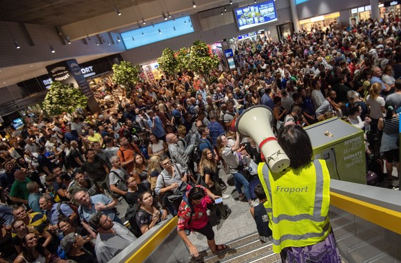 epaselect epa06932648 Fraport staff informs passengers and visitors who are waiting for the evacuation to end at Frankfurt Rhein Main Airport in Frankfurt Main, Germany, 07 August 2018. German Federal ...