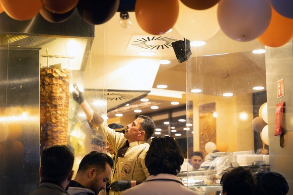 Ein Restaurant waehrend des Zuckerfests 2023, Impressionen aus der Sonnenallee in Berlin Foto vom 21.04.2023. Der islamische Fastenmonat Ramadan endet mit dem dreitaegigen Fest des Fastenbrechens, ara ...