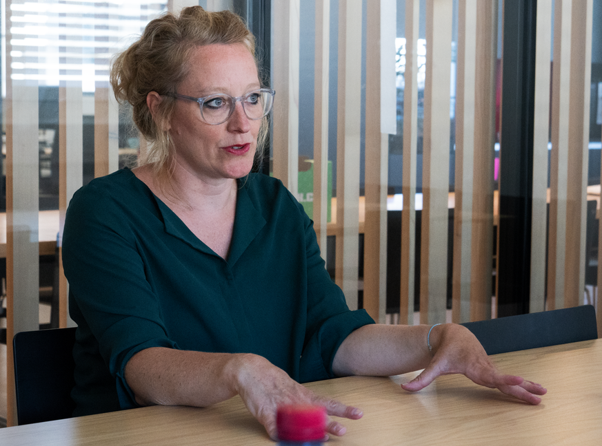 Grüne-Nationalrätin Aline Trede beim Streitgespräch im watson-Büro über die Biodiversitätsinitiative, über die am 22. September 2024 abgestimmt wird.