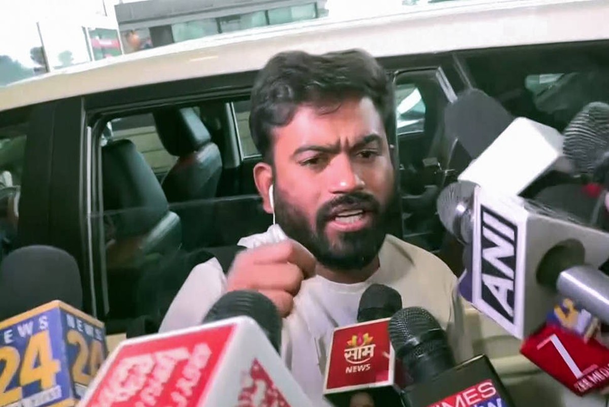 RECORD DATE NOT STATED CJP Founder Abhijeet Dipke detain by the Police at Delhi Airport New Delhi, Oct 10 ANI: Cockroach Janta Party CJP Founder Abhijeet Dipke speaks to the media while detained by th ...